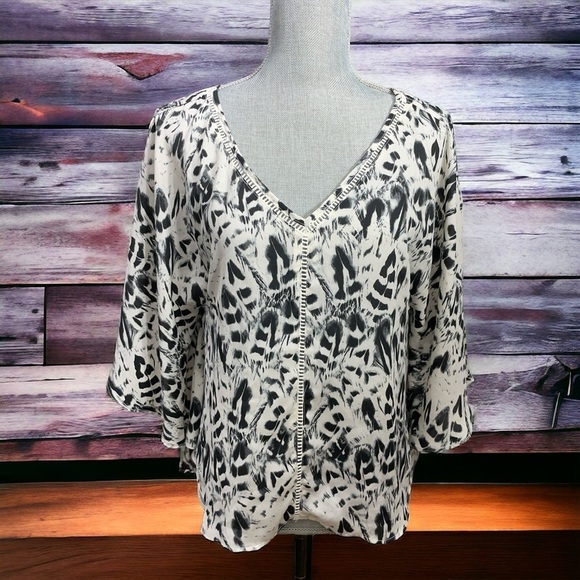Jessica Simpson black and white feather print flowy short sleeve top size S - Picture 1 of 10
